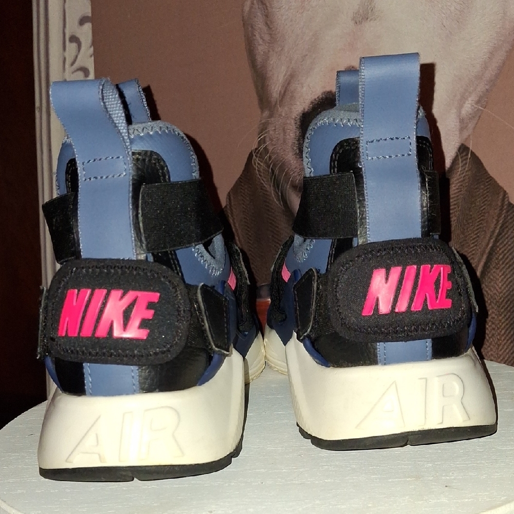 Nike HUARACHE Stylish Black and Blue Sneakers - Picture 4 of 5